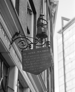 885078 Afbeelding van het uithangbord 'De Seile Maaker' aan de voorgevel van het pand van Lammerts van Bueren Sport ...